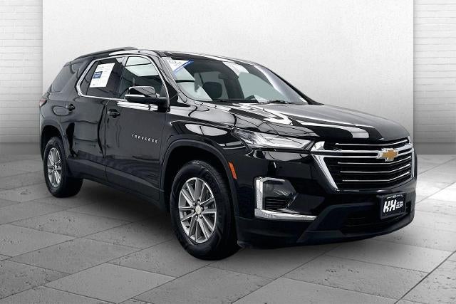 2022 Chevrolet Traverse LT Cloth in Mosaic Black Metallic — front three-quarter view
