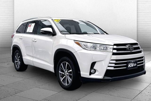 2018 Toyota Highlander SE in White — front three-quarter view