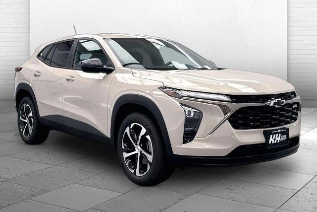 2026 Chevrolet Trax 1RS in White Sands — front three-quarter view