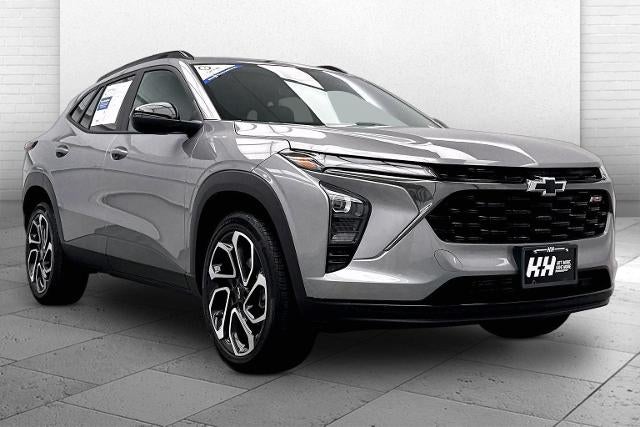 2025 Chevrolet Trax 2RS in Sterling Gray Metallic — front three-quarter view